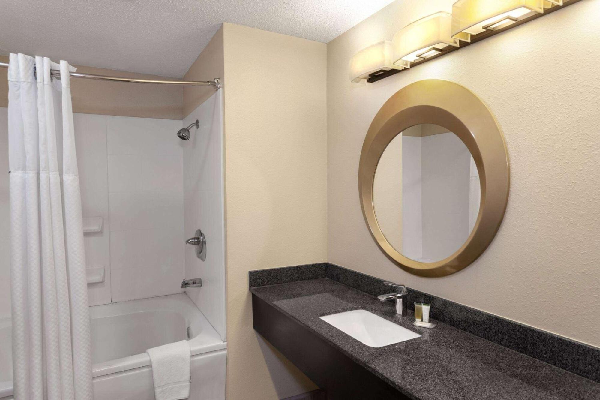 Super 8 By Wyndham Copley Akron Экстерьер фото